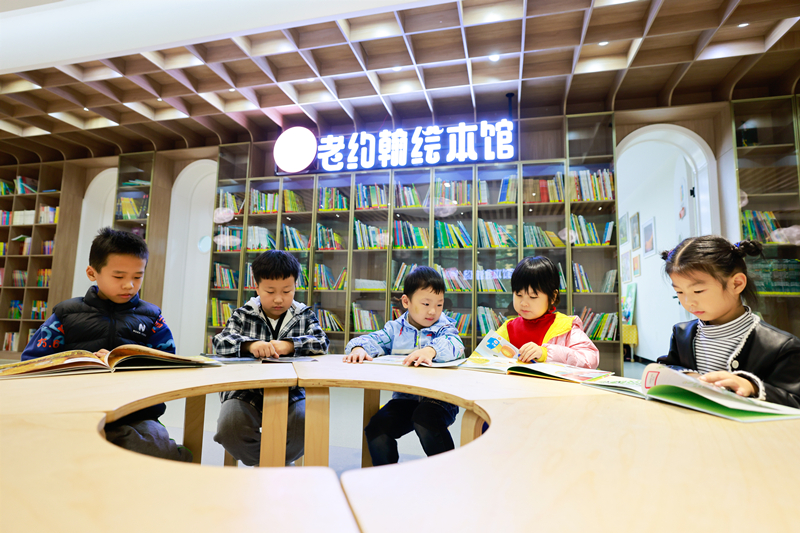 11月6日，孩子們圍在一起閱讀繪本。(3152226)-20221110115039_副本.jpg