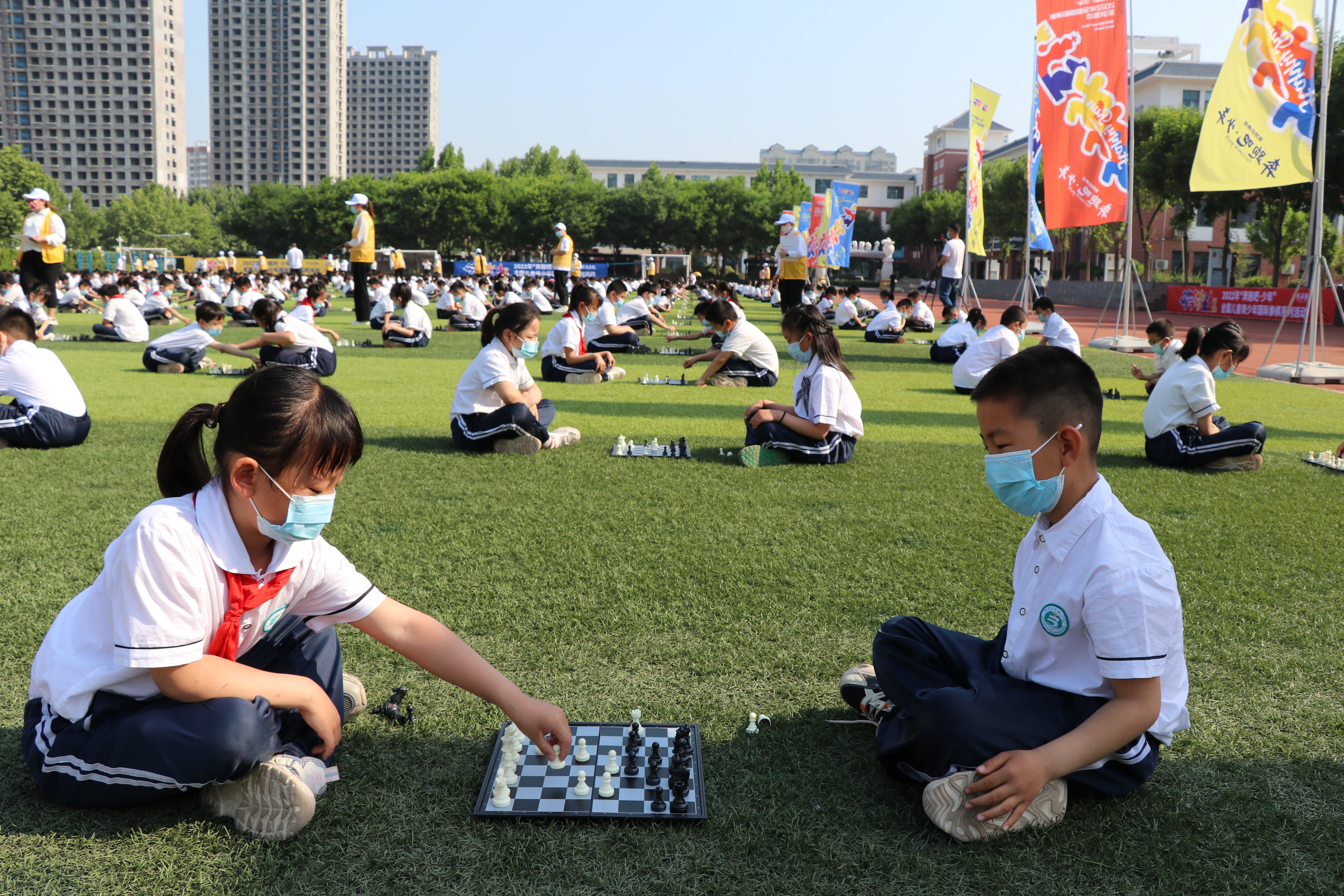 聊城市實驗小學(xué)千人參加國際象棋賽.JPG